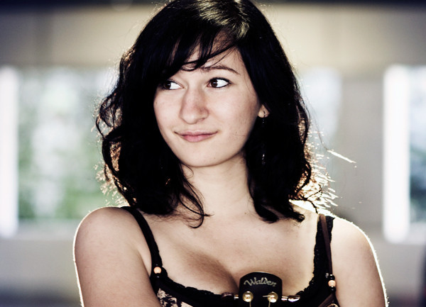 Eva Croissants Debütalbum zeigt zwei Seiten der Karlsruher Sängerin/Songwriterin.